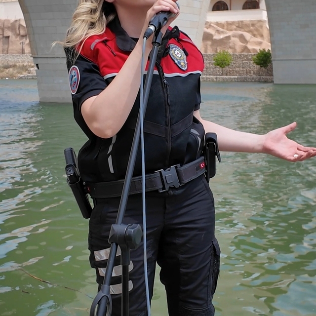 Batman polisi, Hasankeyf'in tarihi dokusu ile müziği buluşturdu