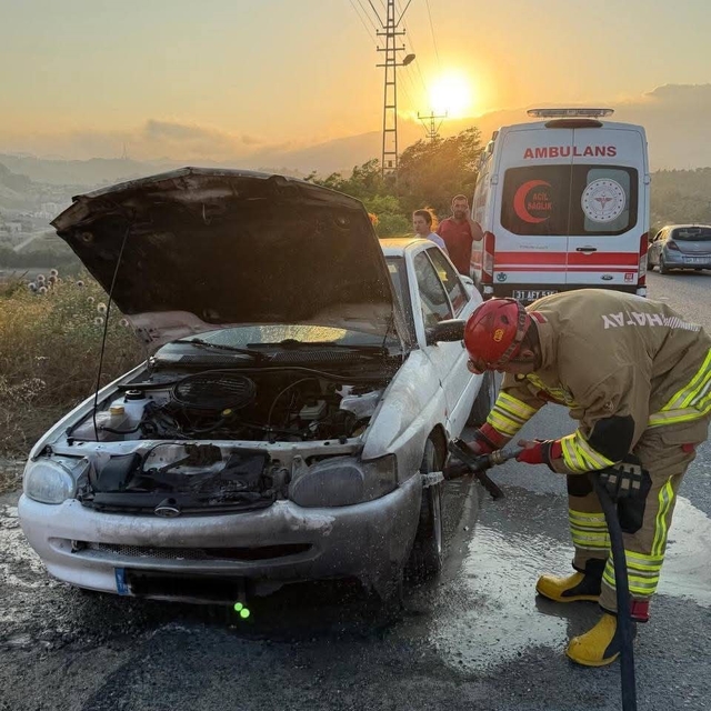 Antakya'da otomobilin motorundan alevler yükseldi