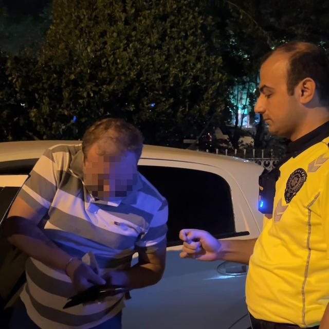 Alkol denetimini görünce aracı park etti, "Sigara almaya geldim" dedi
Sigar...