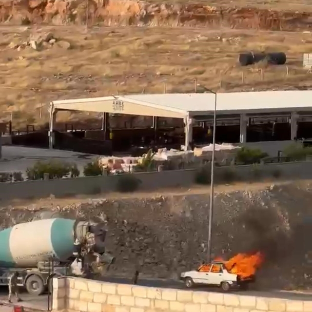 Şanlıurfa'da yanan otomobil beton mikseriyle söndürüldü