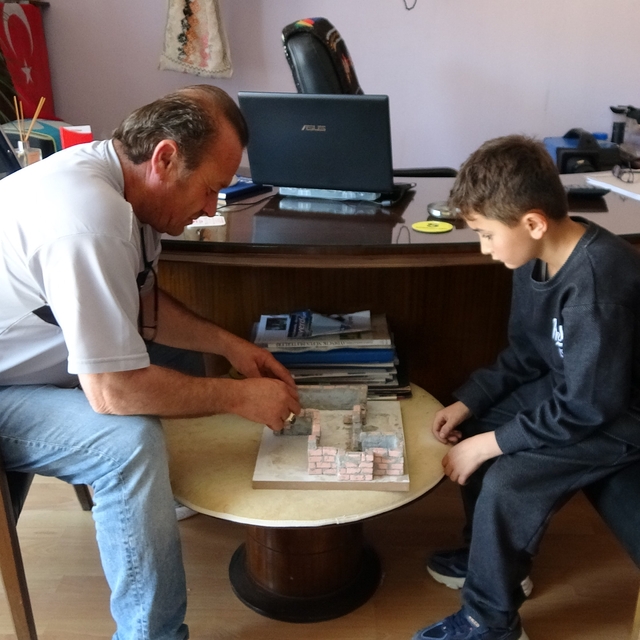 Torun sevgisi sayesinde ürettiği maketler ilgi odağı oldu