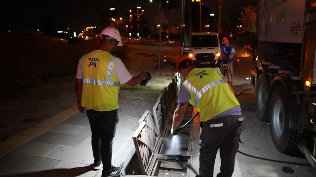 Mersin'de yağmur suyu hatları temizleniyor