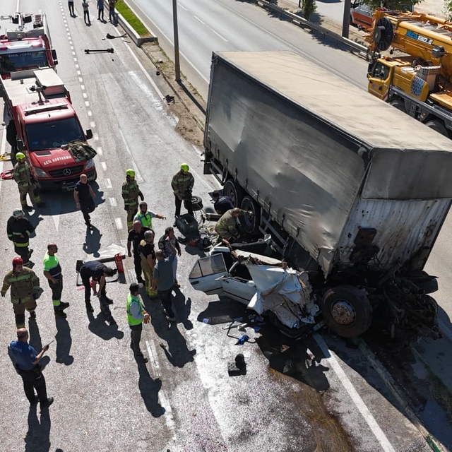 Bursa'da freni boşalan kamyon 2 araca çarptı; 3 yaralı
