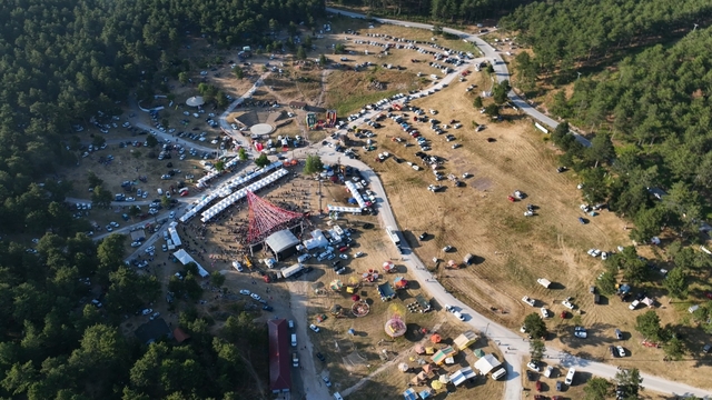 30 bin Giresunlu Bursa'da buluştu, 3 gün 3 gece horon coşkusunu doyasıya yaşadı
Türkiye'nin dört bir yanından gelen Giresunlular Bursa'da buluştu
Görecik Yaylası'nda üç gün boyunca Giresun kültürü yaşatıldı
Horonlar, Otçu Göçü, kuş dili, yarışmalar ve konserler festivale renk kattı
Horonu sahiplenen Yunanistanlılar korkun Giresunlular geliyor