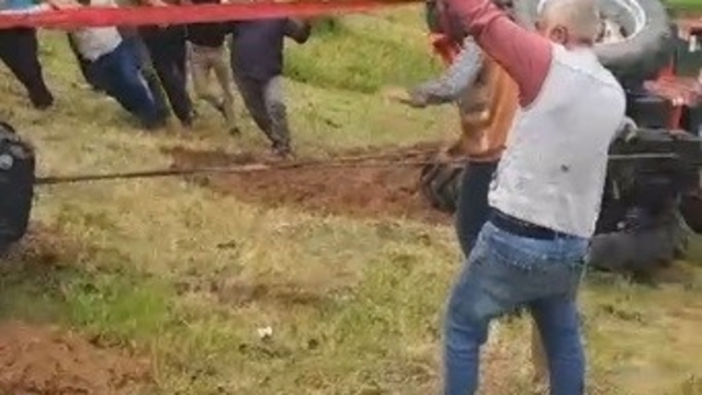 Sarıkamış'ta devrilen traktör için köylüler seferber oldu