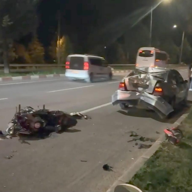 Otomobile çarpan motosikletin sürücüsü ağır yaralandı