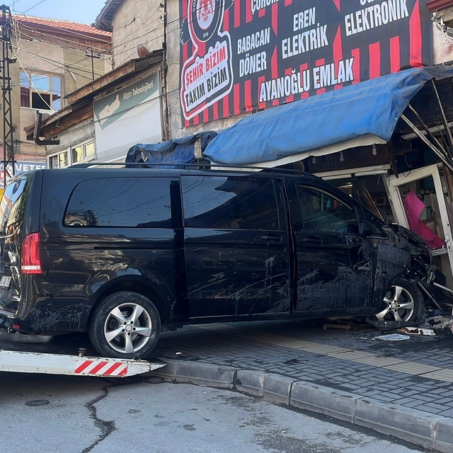 Önce park halindeki araçlara biçti, sonra iş yerine daldı