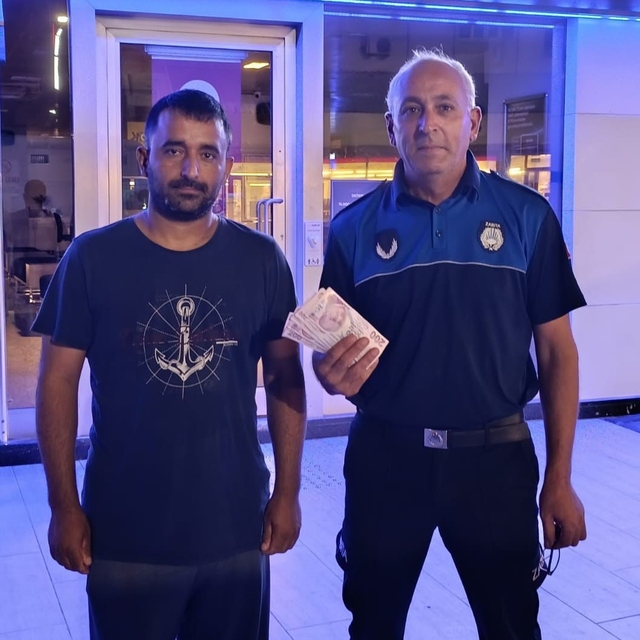 ATM'de bulduğu parayı zabıtaya teslim etti