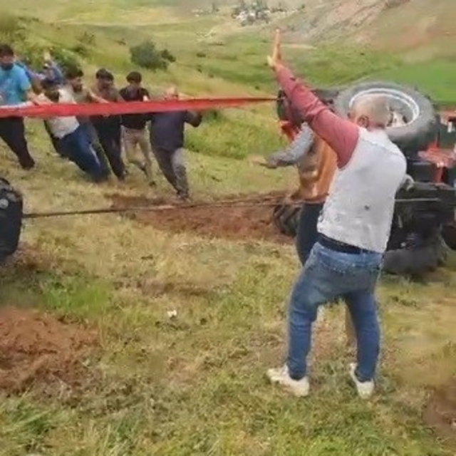 Sarıkamış'ta devrilen traktör için köylüler seferber oldu