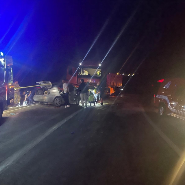 TIR ile çarpışan otomobildeki çift ile kızları öldü
