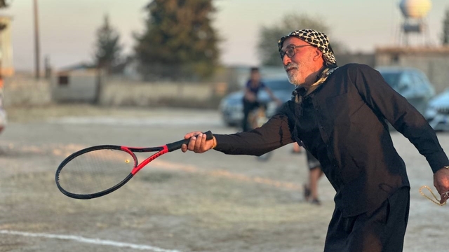 Köylülerin toprak kortta tenis keyfi
Ceylanpınar'da köylüler tenise merak saldı
Yerel kıyafetli tenisçiler Wimbledon turnuvasını aratmadı
Bir elinde tespih, diğer elinde ise raket