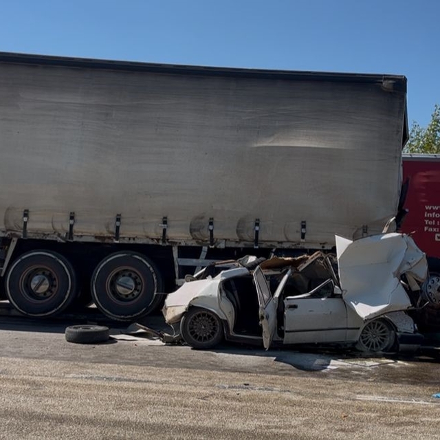 Freni patlayan kamyon 2 araca çarptı; 3 kişi yaralandı