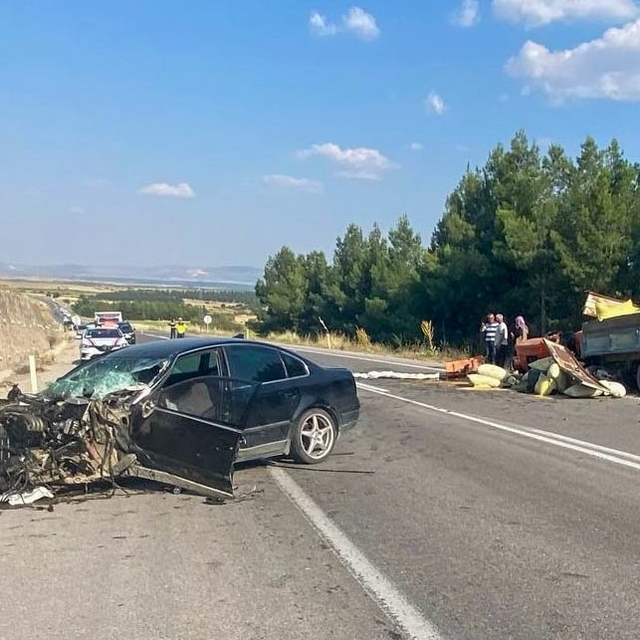 Uşak'ta traktörle otomobilin çarpışması sonucu 4 kişi yaralandı
