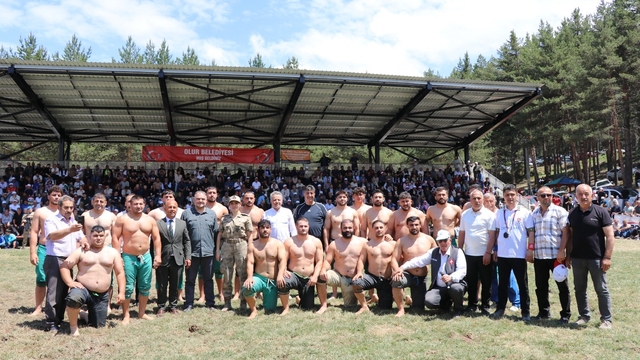 Akdağ Karakucak Güreşleri'nin başpehlivanı Kenan Gör oldu