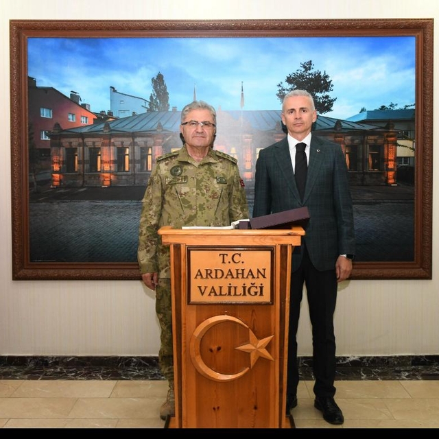Kara Kuvvetleri Komutanı Orgeneral Tokel, Ardahan Valisi Çiçekli'yi ziyaret...