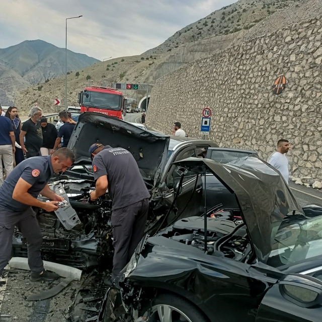 Pirinkayalar Tüneli çıkışında otomobiller kafa kafaya çarpıştı: 4 yaralı