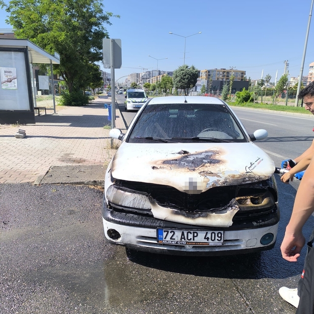 Batman'da yanan otomobil itfaiye ekiplerince söndürüldü