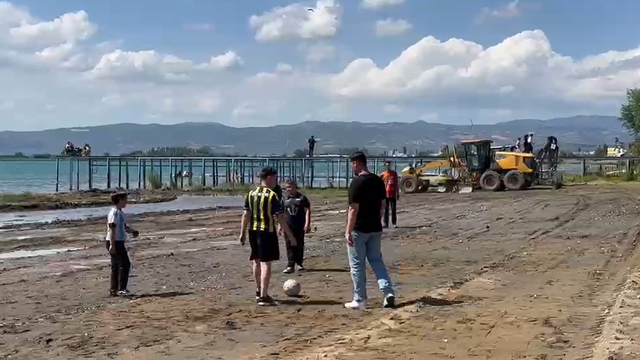 İznik Gölü'nde iskelenin karada kaldığı alan, çocuklara futbol sahası oldu