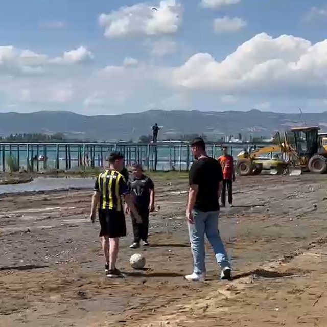 İznik Gölü'nde iskelenin karada kaldığı alan, çocuklara futbol sahası oldu