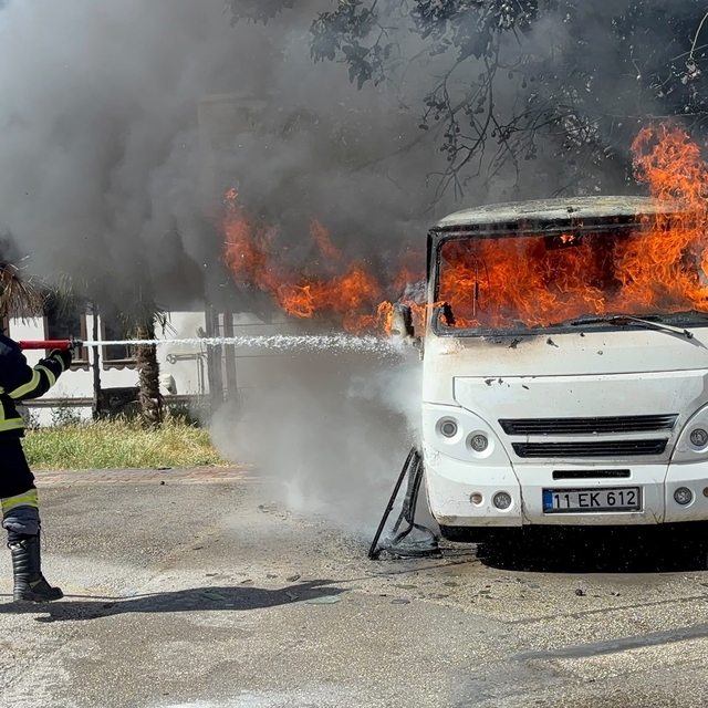 Park halindeki minibüs alev alev yandı
Yangın sonrası park halindeki 2 araç...