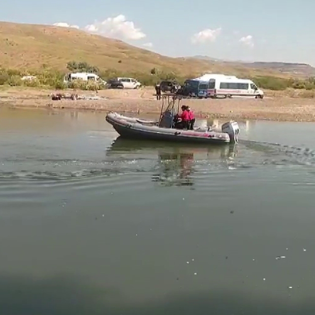 Serinlemek için girdiği ırmakta akıntıya kapılmıştı, arama çalışmaları ikin...