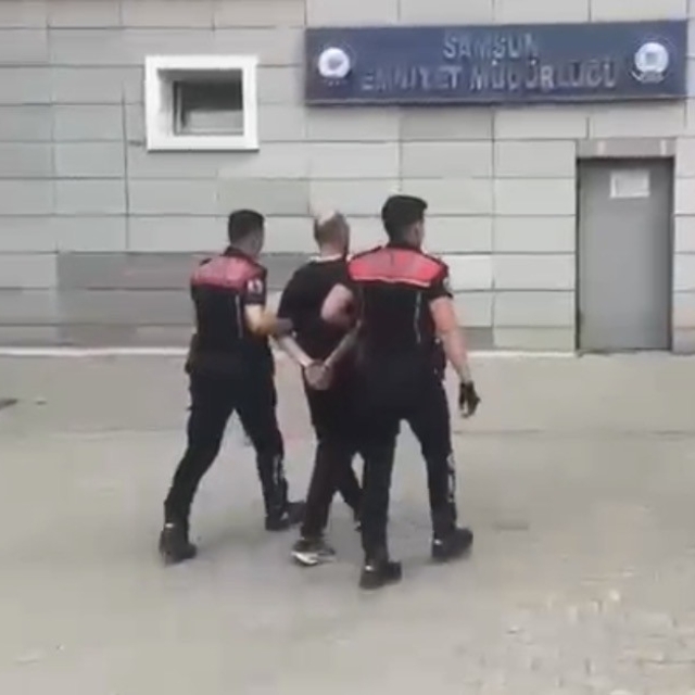 Kırmızı bültenle aranan firari ile uyuşturucu hükümlüsü yakalandı