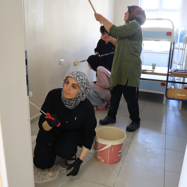 Fedakar öğretmenler tatilde okulu yeni döneme hazırlıyor