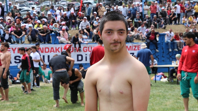 Özel Gereksinimli Ufuk Erdem, Akdağ Karakucak Güreşleri'nin gönüllerin şampiyonu oldu