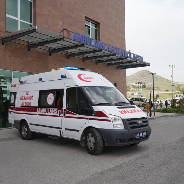 Otomobilin çarptığı motosiklet sürücüsü hayatını kaybetti
