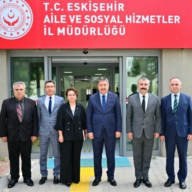 Eskişehir Valisi Yılmaz, Aile ve Sosyal Hizmetler İl Müdürlüğü'nde brifing...