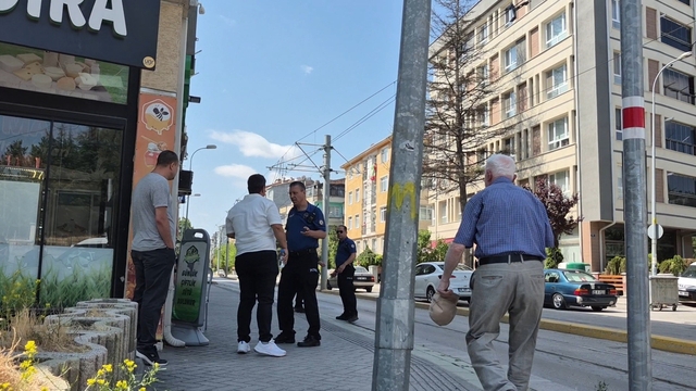 Eskişehir'de akrabalar arasında kavga: 2 yaralı
Taraflardan biri kemerle dövüldüğünü iddia edip polise şikayette bulundu