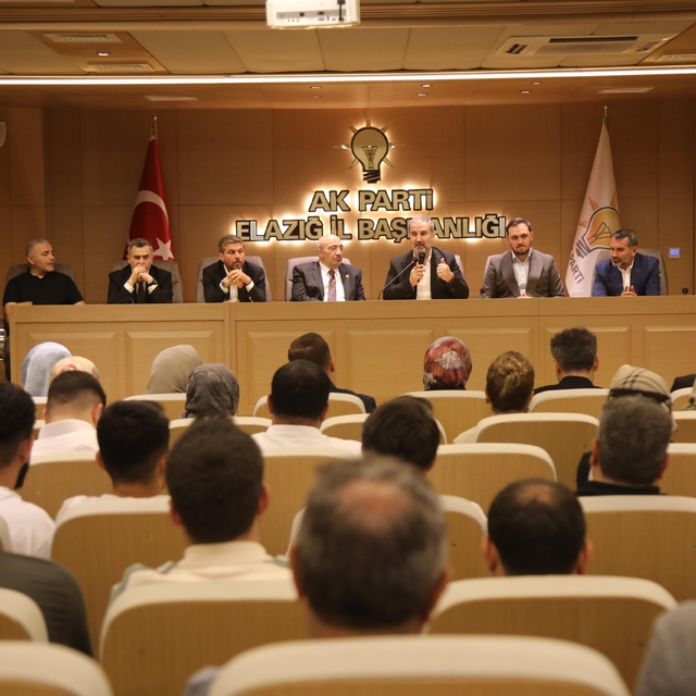 AK Parti Genel Başkan Yardımcısı Mustafa Şen Elazığ'da teşkilat toplantısın...