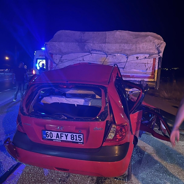 Tokat'ta otomobilin tıra çarptığı kazada 1 kişi öldü