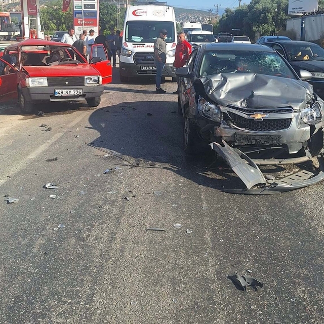 Muğla'da otomobiller çarpıştı; 1 ölü, 1 yaralı