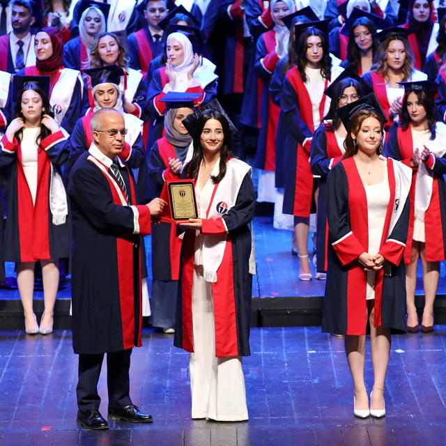 Gaziantep Üniversitesi'nde 200 genç doktor mezun oldu