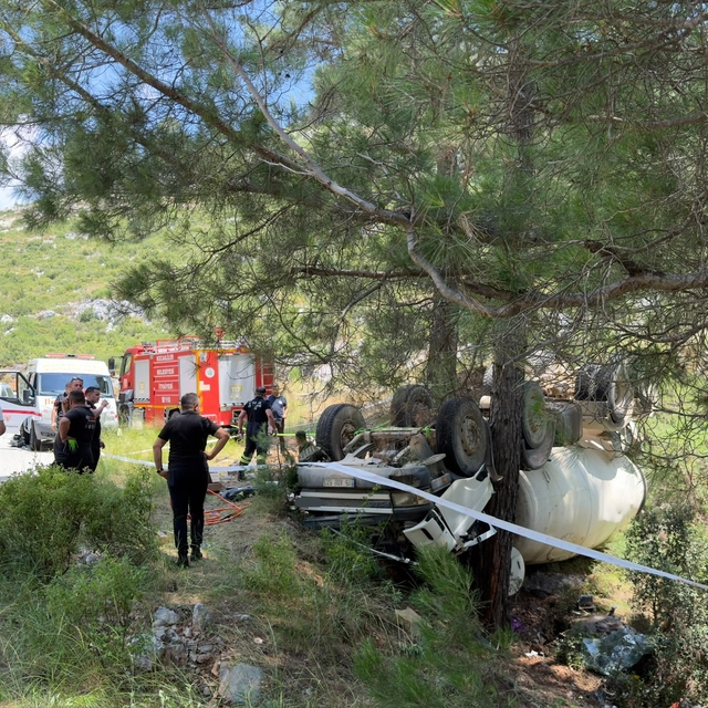 Burdur'da beton mikseri devrildi: 2 yaralı
İtfaiye ekipleri yaralıyı kurtar...
