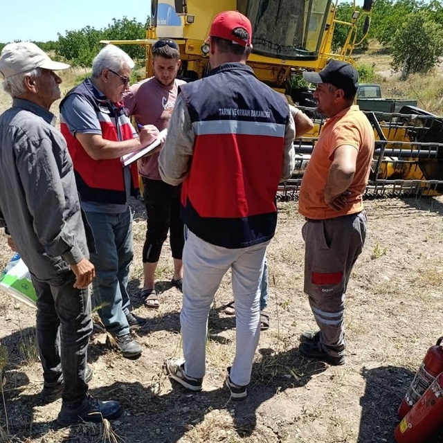 Gediz'de biçerdöverle hasat kontrolleri sürüyor