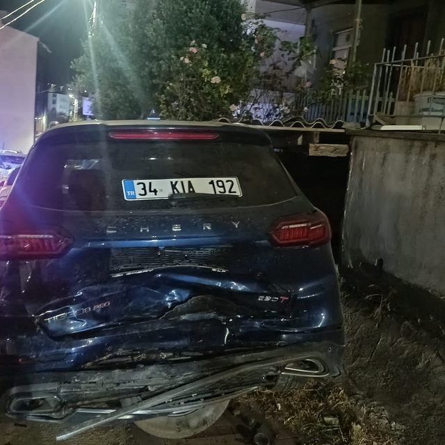 Sinop'ta "Dur" ihtarına uymayan sürücü otomobiliyle park halindeki araca ça...