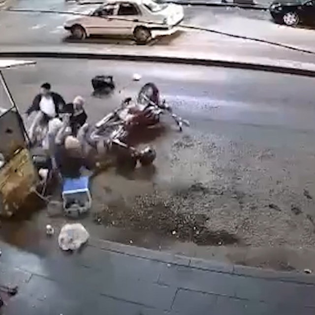 Ters yönden girdi, geri manevrayla kokoreç tezgahına daldı
5 yayanın yarala...