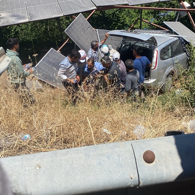 Şanlıurfa'da otomobil şarampole devrildi: 3 yaralı