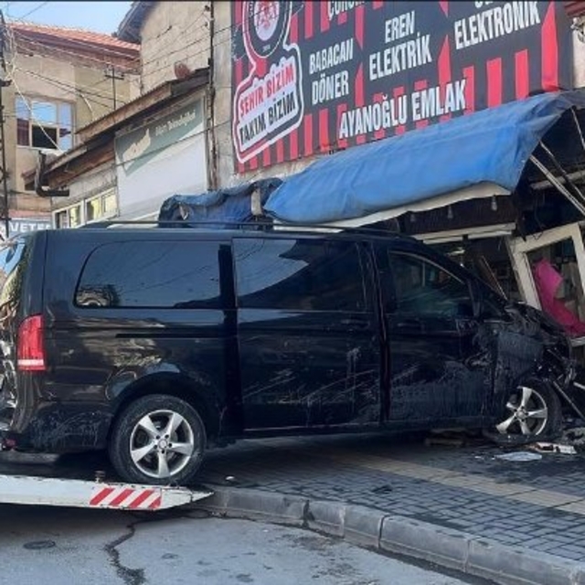 Minibüs, park halindeki 5 araca çarpıp çay ocağına daldı