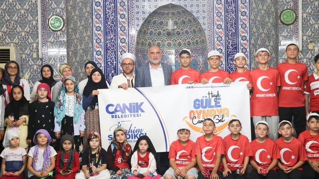 Canik'te camiye gelen hediyeyi alıyor
"Haydi Güle Oynaya Camiye Gel" projesinde başvuru süresi uzatıldı