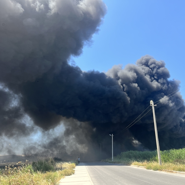 İzmir'de geri dönüşüm fabrikasında korkutan yangın
