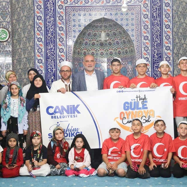 Canik'te camiye gelen hediyeyi alıyor
"Haydi Güle Oynaya Camiye Gel" projes...