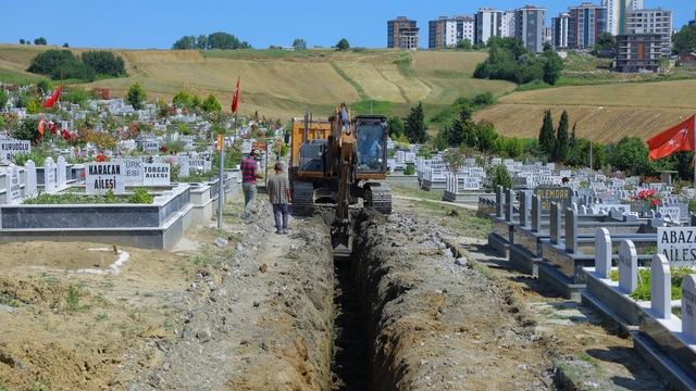 Heyelan yaşanan Derecik Şehir Mezarlığı'nda iyileştirme çalışmaları