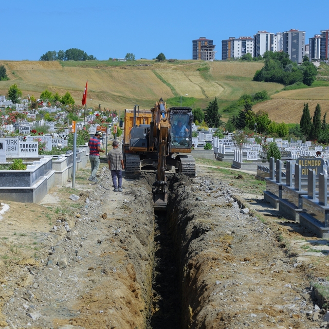 Heyelan yaşanan Derecik Şehir Mezarlığı'nda iyileştirme çalışmaları