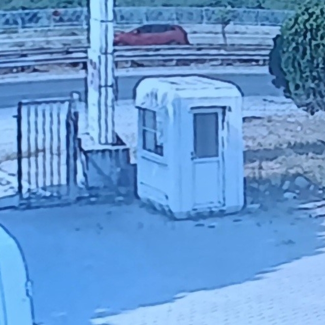 Yol kenarındaki tabelaya çarpan motosikletli kask sayesinde hayata tutundu