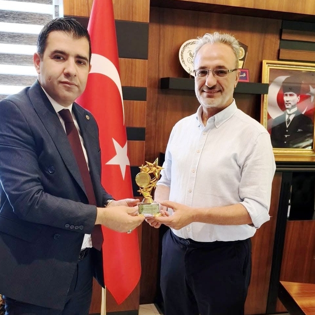 Ağın Belediye Başkanı Çakar'a plaket verildi