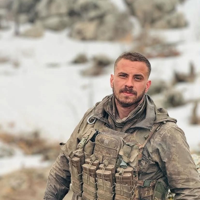 Genç uzman çavuş, gözyaşlarıyla son yolculuğuna uğurladı
