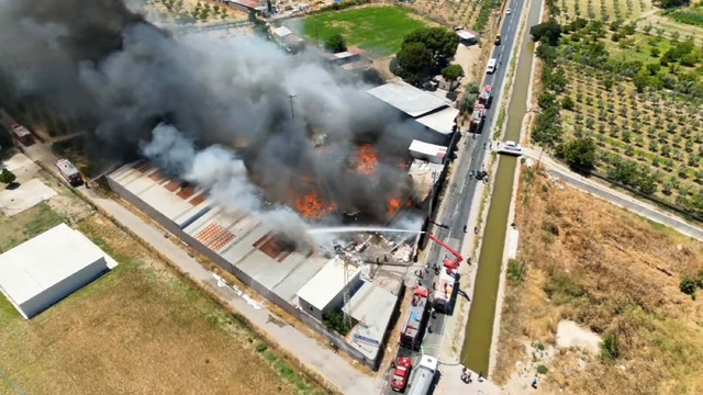 İzmir'de geri dönüşüm fabrikasında yangın (2)